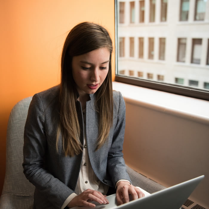 Laptop mit Marketing-Planung und Lernmaterial für Online Marketing Kurse